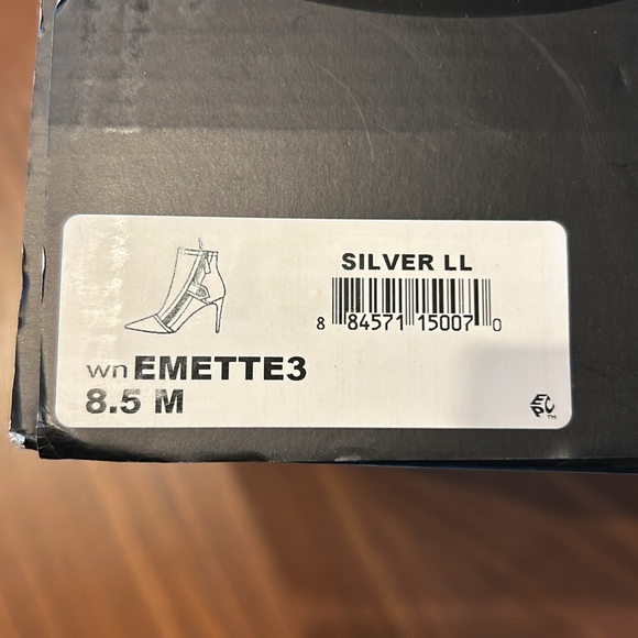 Nine West boot, Silver, Size 8.5 US - Picture 3 of 3